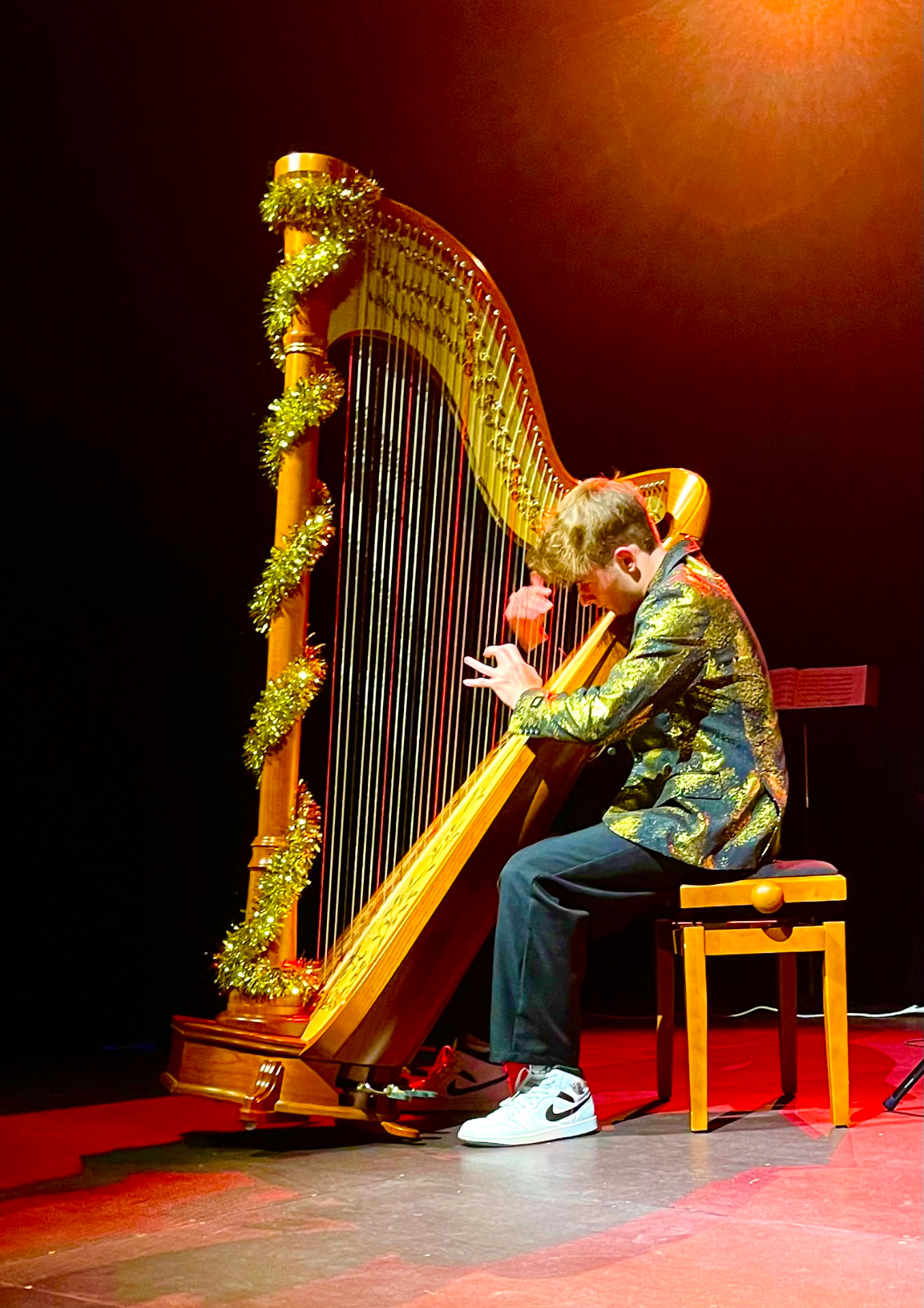 François Moriau à la harpe lors d'un concert de Noël en décembre 2024