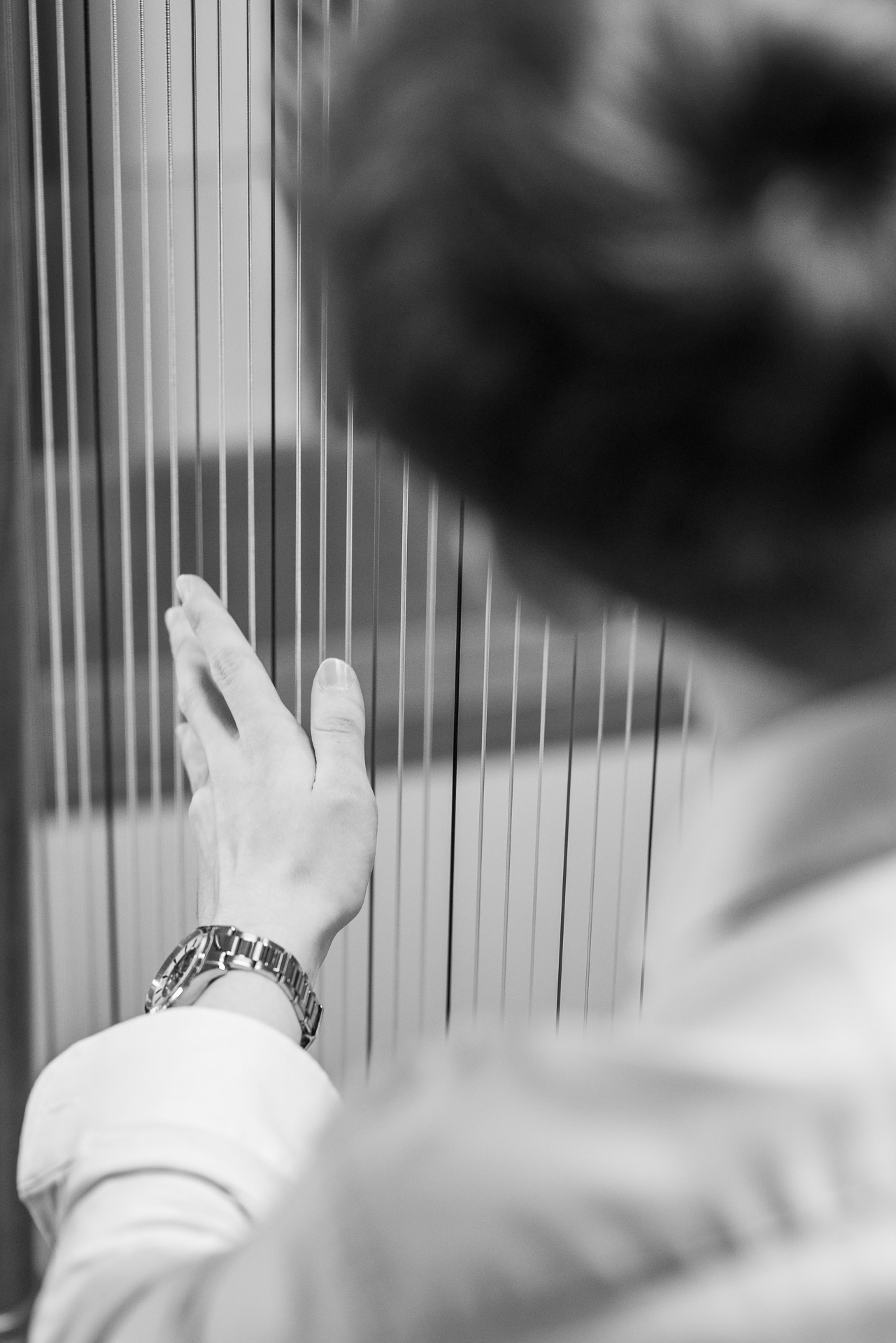 Main de François Moriau sur les cordes de sa harpe