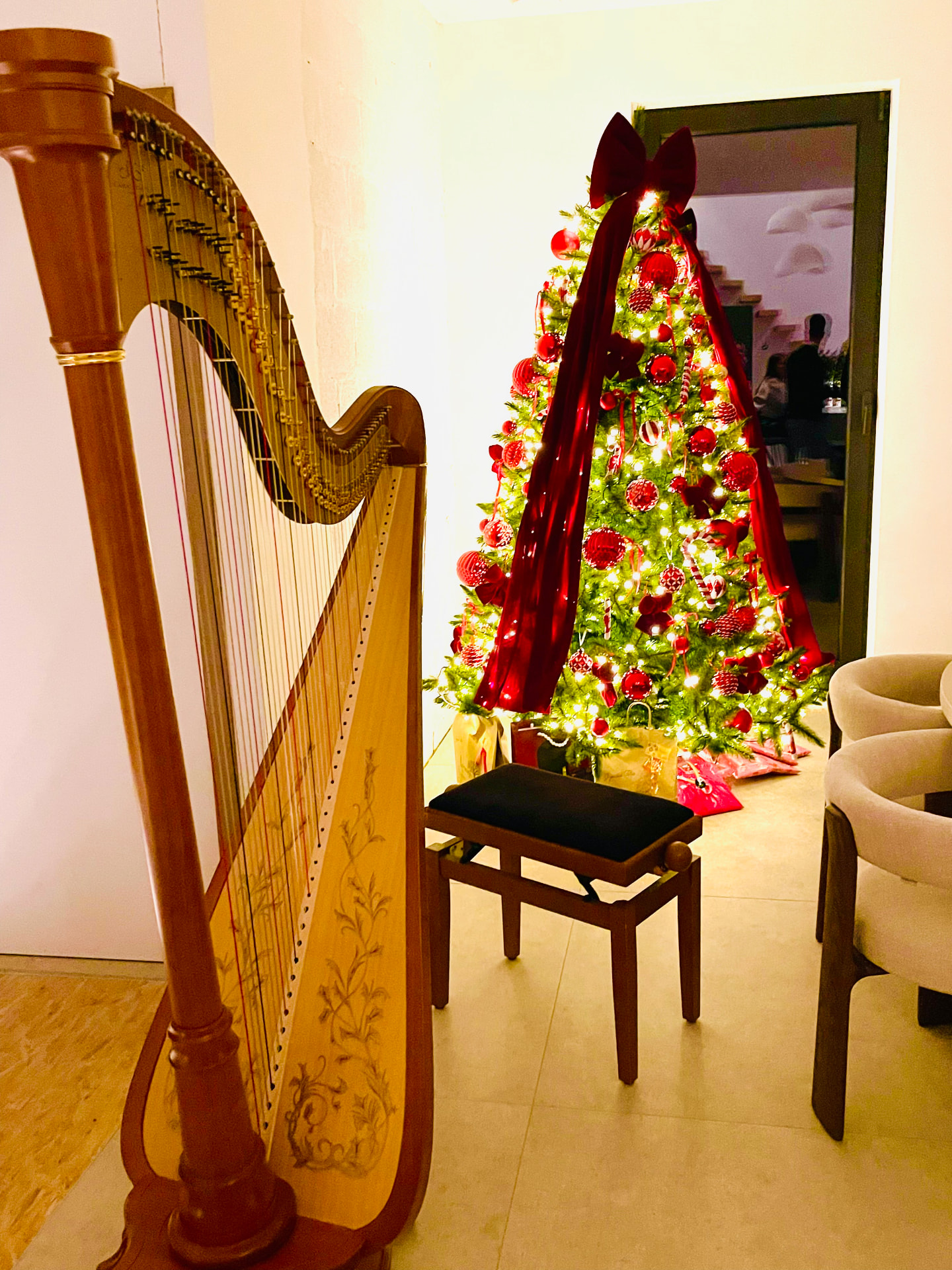 Harpe élégante près d'un sapin de Noël décoré pour un récital privé