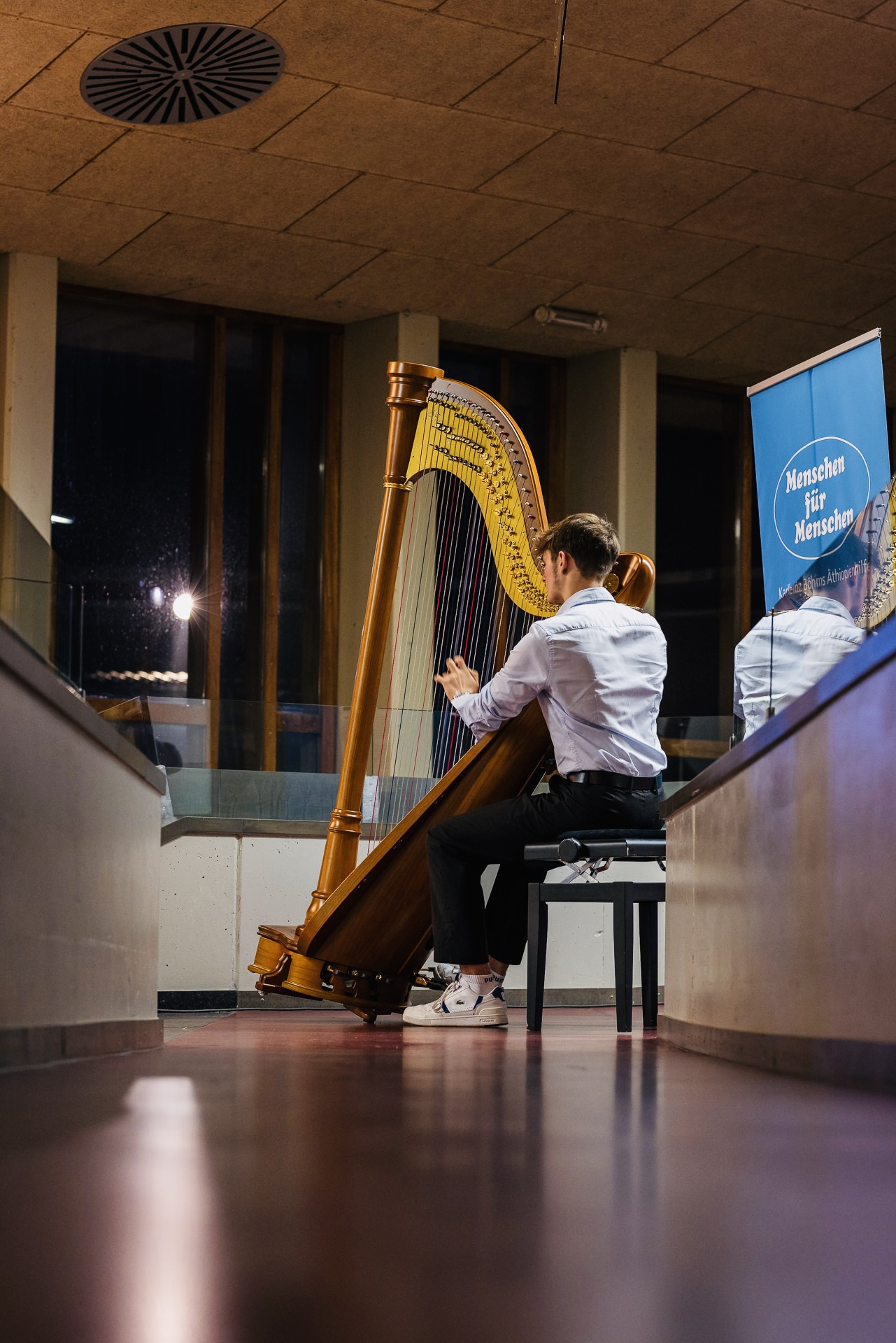 François Moriau à la harpe au Centre culturel de Saint-Vith