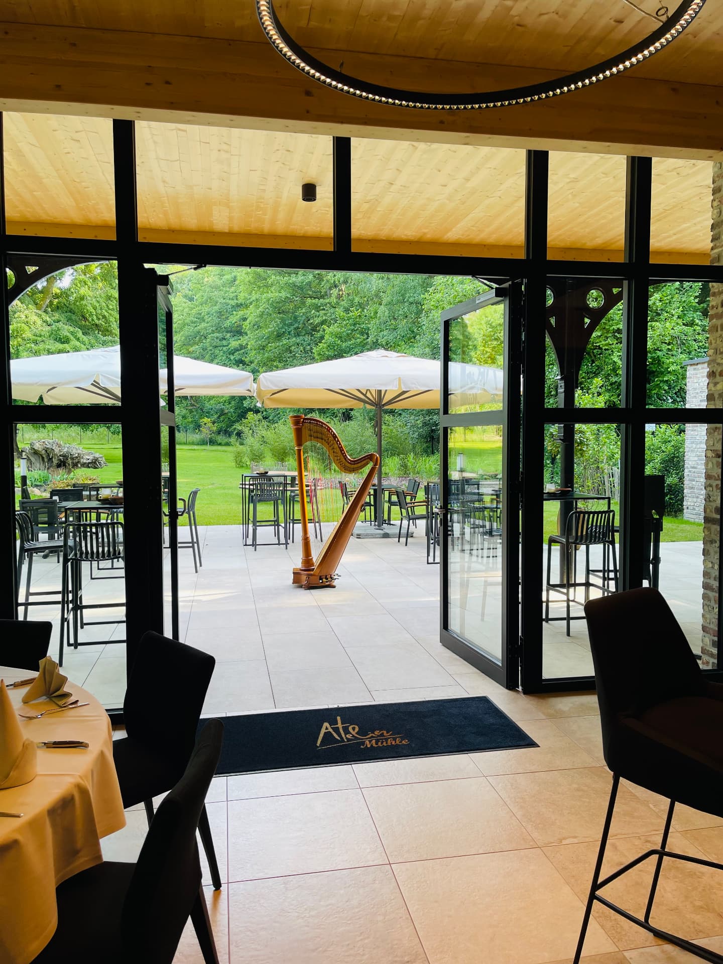 Harpe dressée dans le salon d'un établissement de luxe pour la soirée Rotary Club d'Aubel
